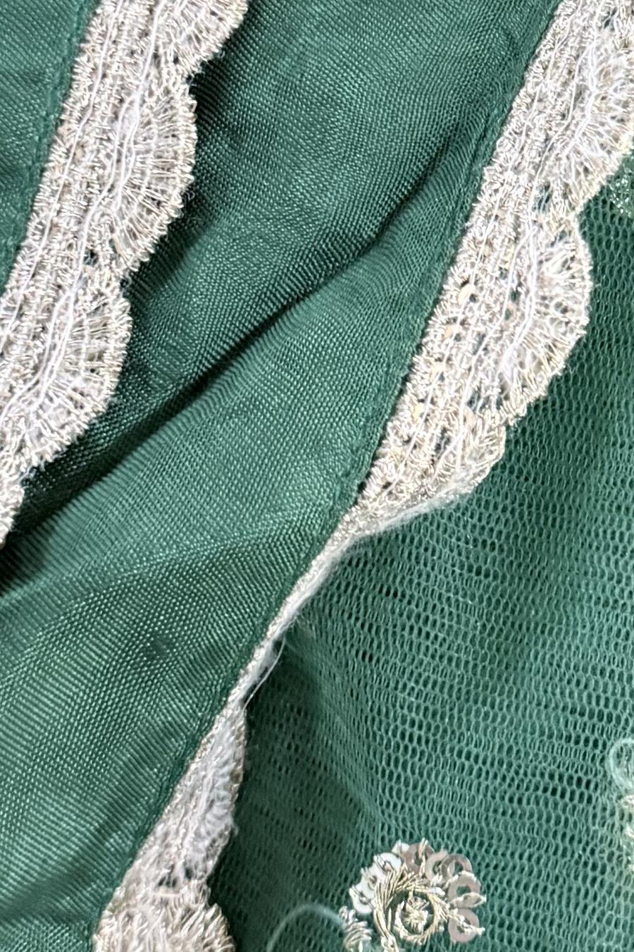 Green net dupatta, close up of the white embroidered scalloped border